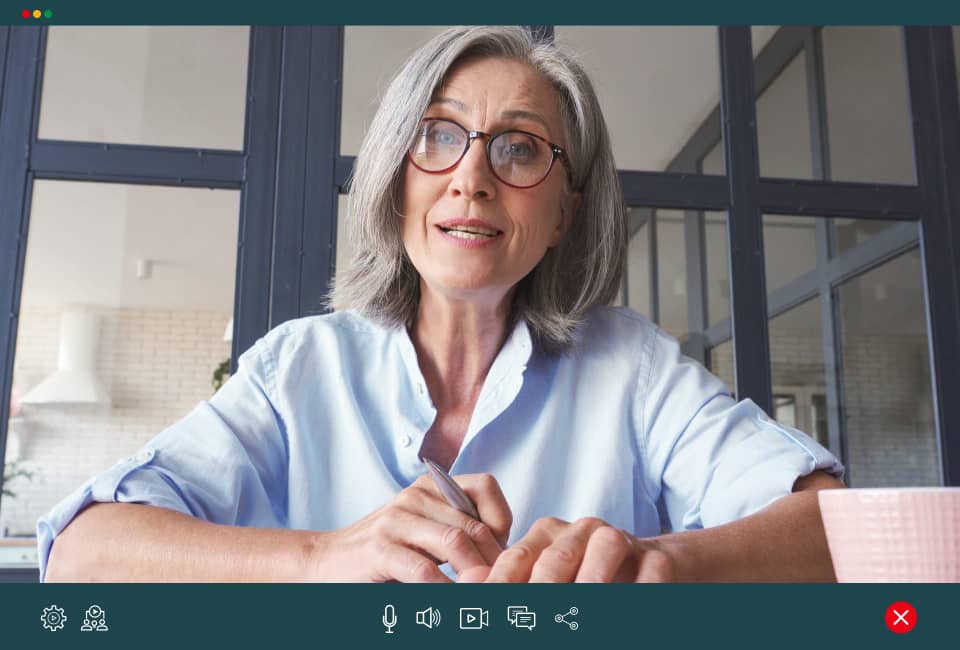 Laptop mit aktiver Videokonferenz - Freundliche Dame mit Brille auf dem Monitor zu sehen