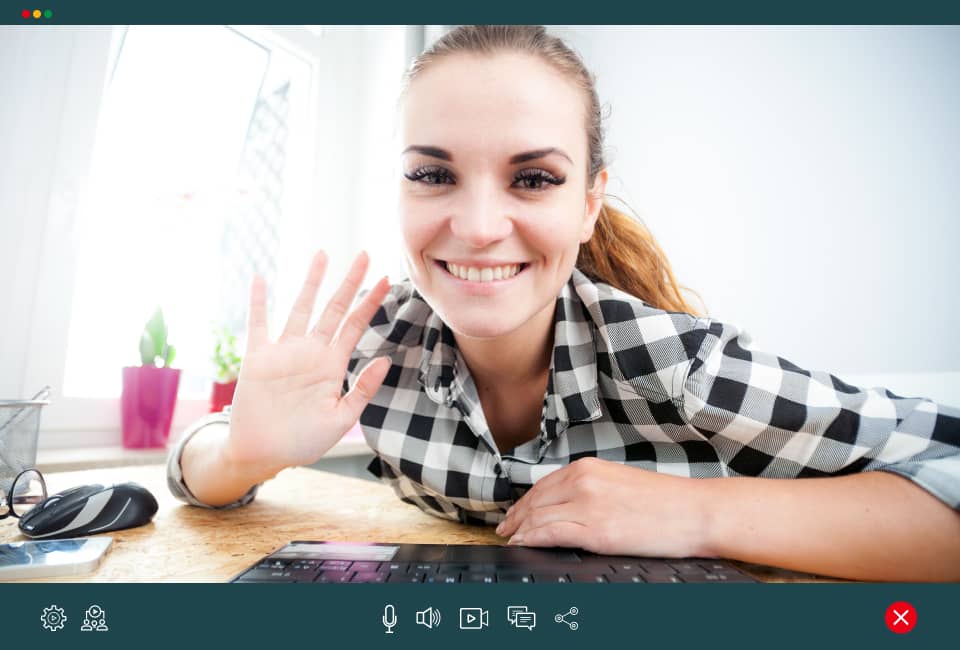 Laptop mit aktiver Videokonferenz - Junge Frau winkend auf dem Monitor zu sehen
