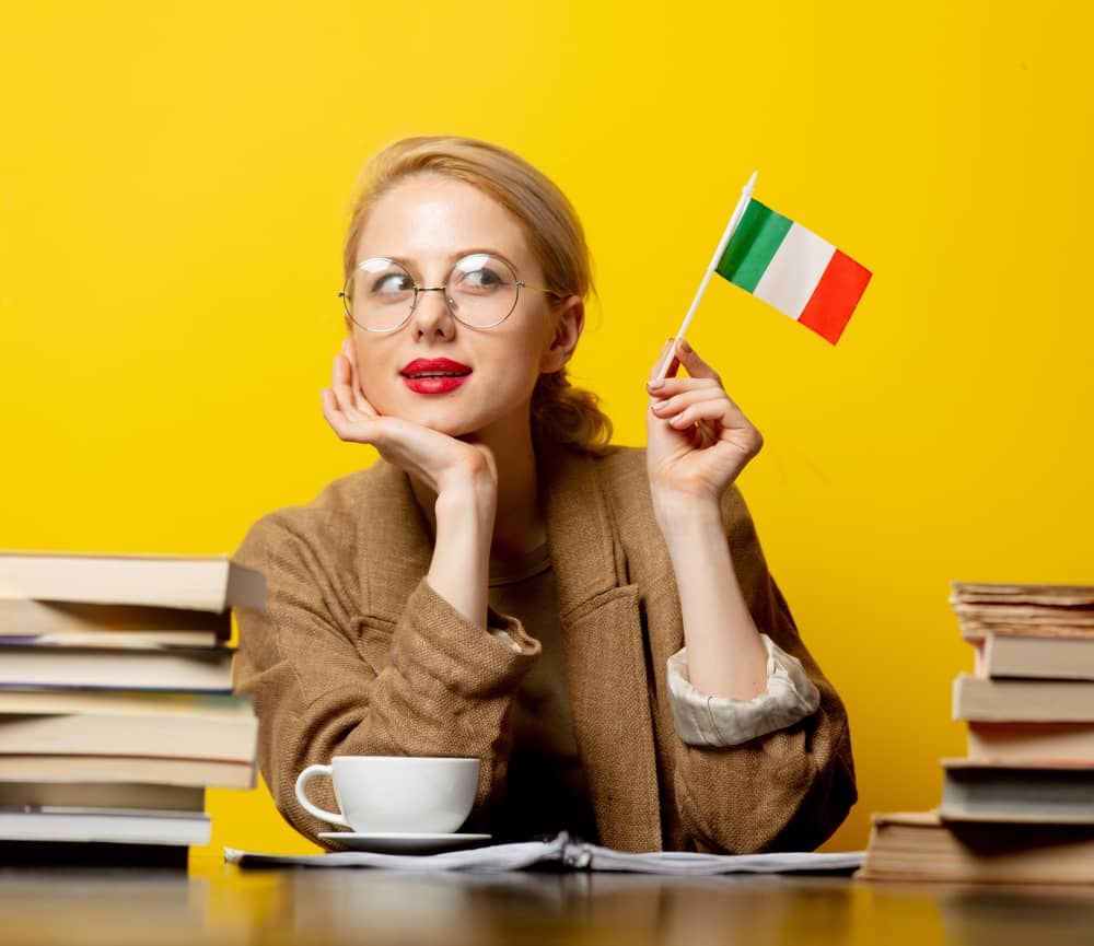 blonde Frau mit Flagge Italiens und Büchern auf gelbem Hintergrund
