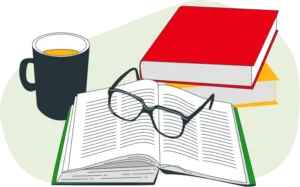 3 Bücher stehen auf einem Tisch. Das Rote und Gelbe sind geschlossen und as Grüne liegt offen mit einer Sonnenbrille darauf. Auf der linken Seite steht einem Becher mit Kaffee. Sie sind dafür, dass man italienisch täglich lernen kann.