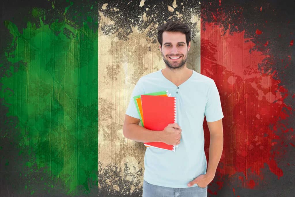 Ein Mann steht vor einer italiensichen Flagge mit Mappen und ist bereit italiensich zu lernen