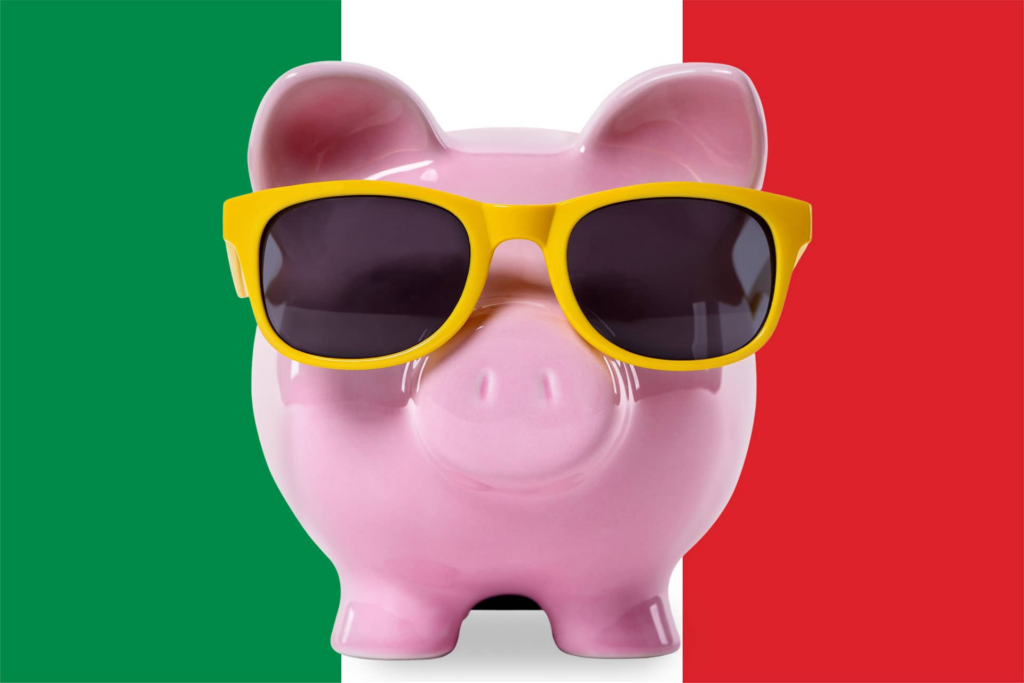 Ein lächelndes rosa Schwein mit einer Sonnenbrille vor einer italienischen Flagge.