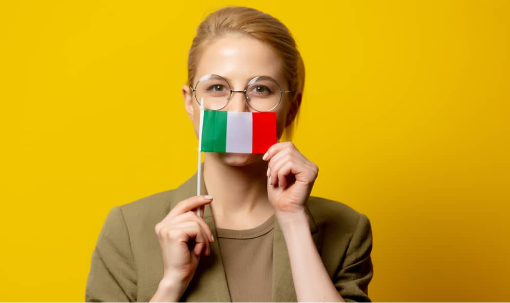 Frau in Jacke mit italienischer Flagge