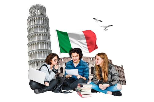 Drei Studierende mit Büchern vor Collage mit Schiefem Turm von Pisa und italienischer Flagge