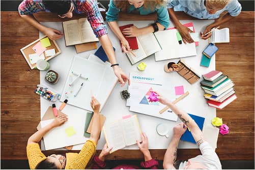 ogelperspektive: Lerngruppe am Tisch mit Büchern, Notizen und bunten Haftnotizen