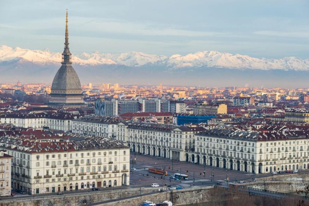 Panoramablick auf Turin mit der Mole Antonelliana und schneebedeckten Alpen im Hintergrund – perfekte Kulisse für eine italienische Sprachreise im Piemont.