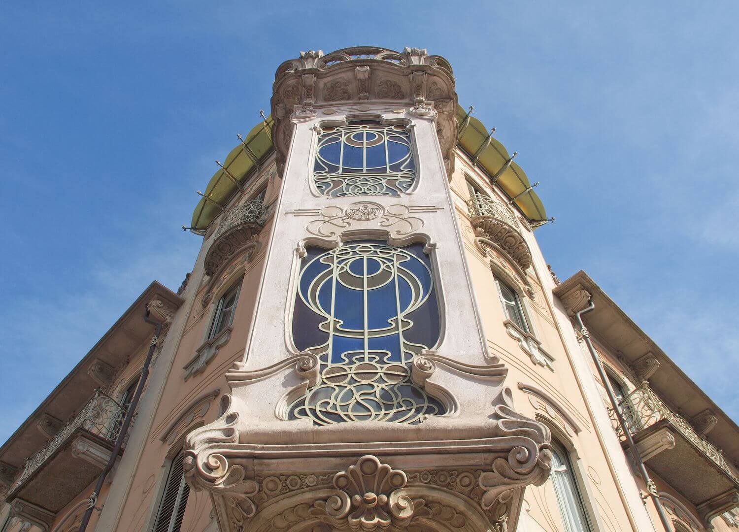 Jugendstildetail an einem Gebäude in Turin.