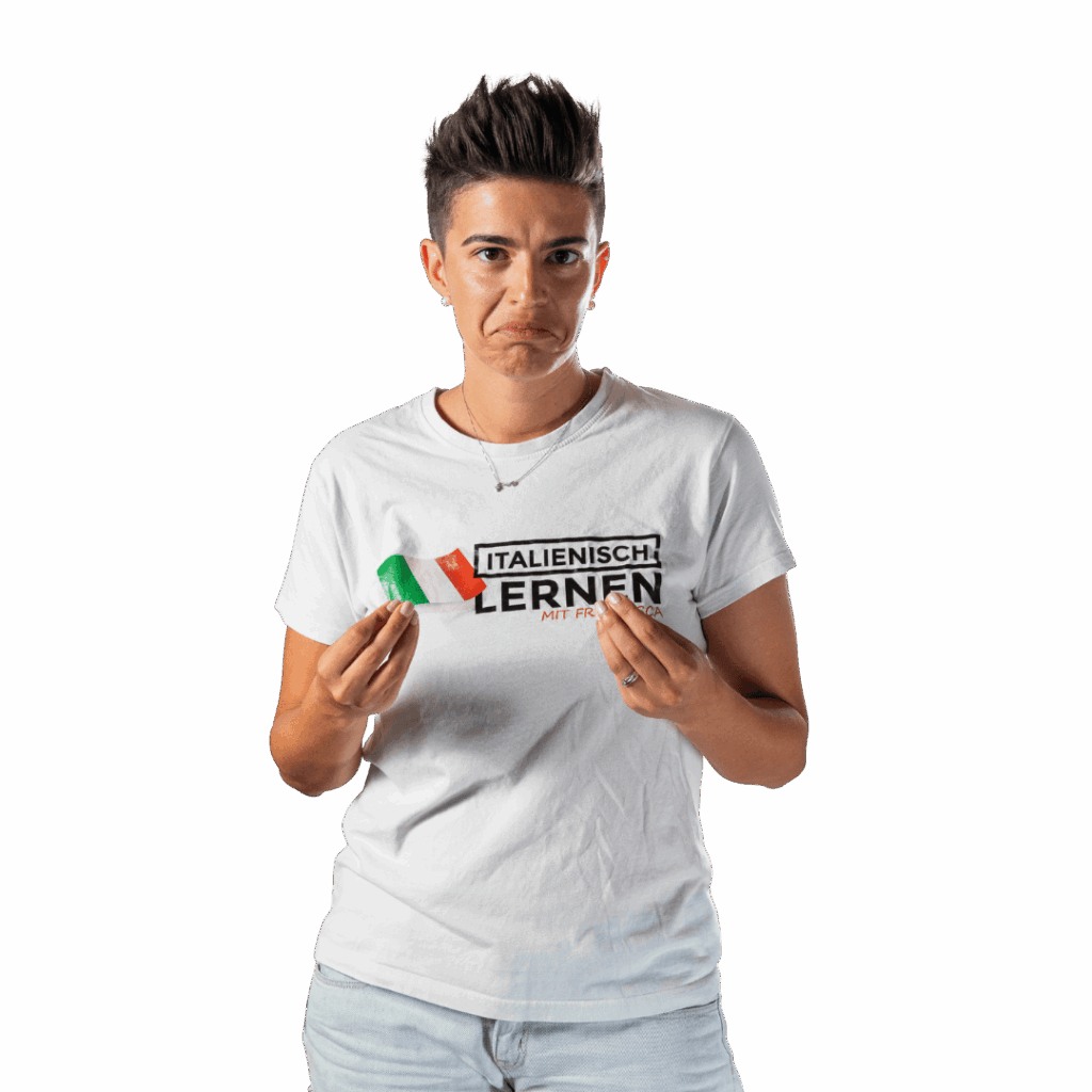 Eine Person mit kurzen dunklen Haaren, die ein "Italienisch Lernen mit Francesca"-T-Shirt trägt, macht einen verärgerten Gesichtsausdruck und die Handgeste Ma che vuoi.