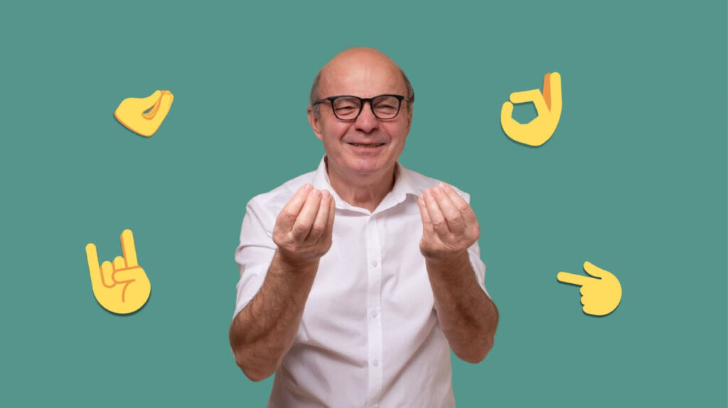 Ein älterer Mann mit Brille und weißem Hemd, der lächelt und die italienische Geste "zusammengekniffene Finger" macht, umgeben von verschiedenen Handgesten-Emojis auf einem blaugrünen Hintergrund.