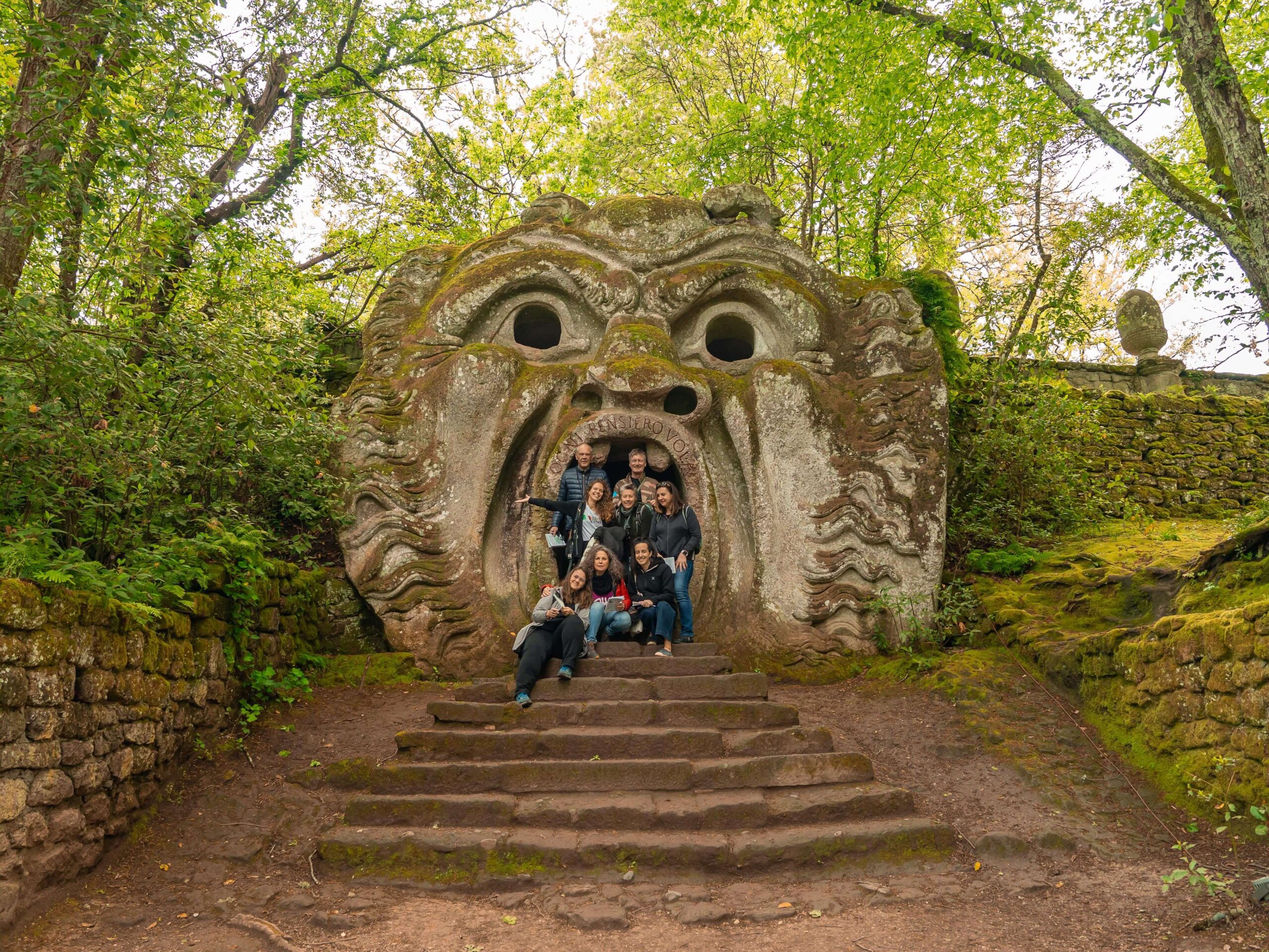 Studierende posieren im Wald von Bomarzo im Latium.