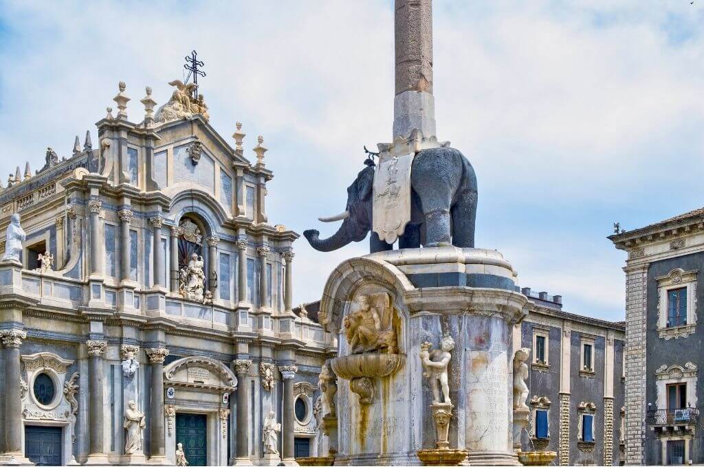 Detail des Hauptplatzes von Catania mit Skulptur und Fassade des Doms.