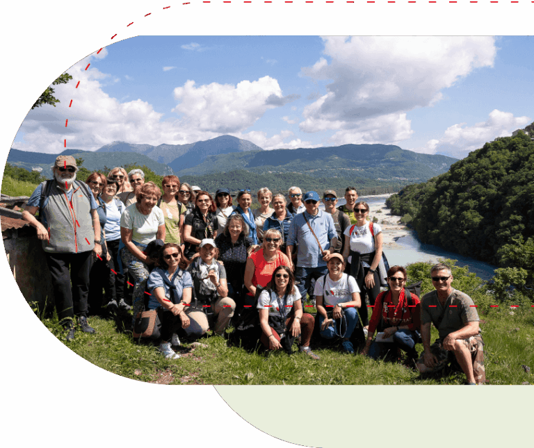 Gruppe von Studierenden, die am Fluss Tagliamento in Friaul mit türkisfarbenem Wasser posieren.