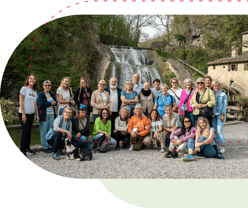 Gruppe von Menschen beim Besuch der Wasserfälle im Veneto.