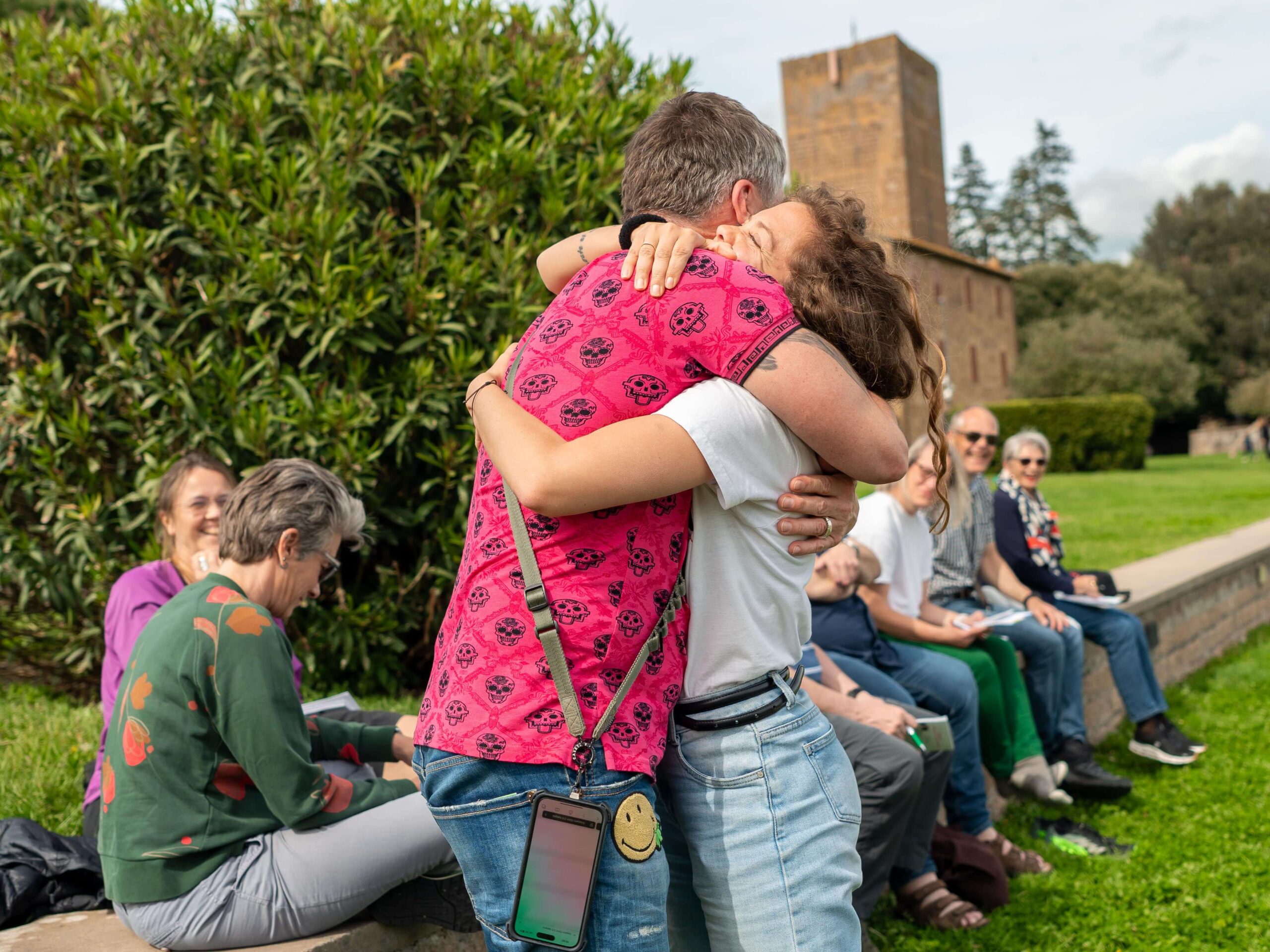 Lehrerin umarmt den Studenten zum Abschied.