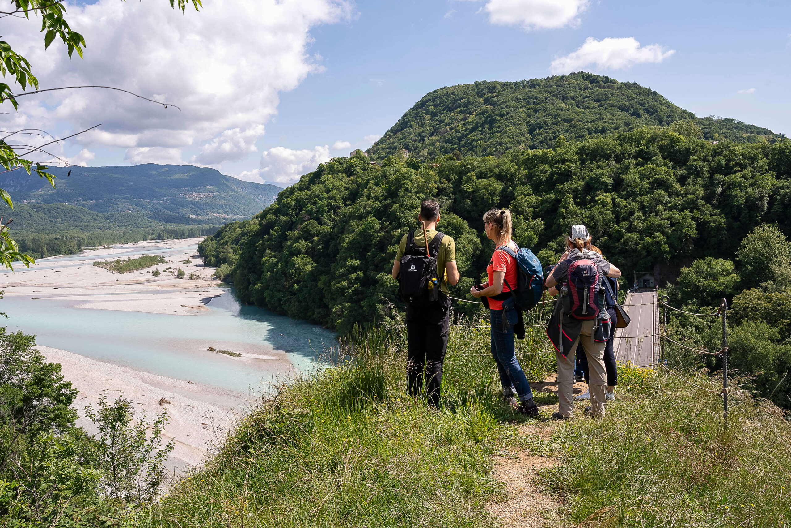 Gruppe von Studierenden beim Trekking entlang des Flusses Tagliamento in Friaul.