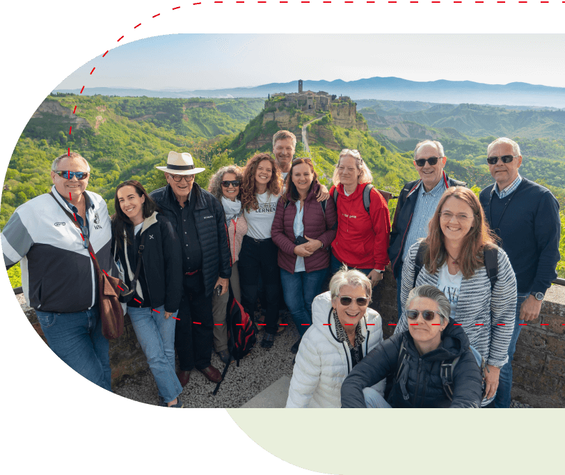 Gruppe von Menschen, die vor der Civita di Bagnoregio im Latium für ein Foto posieren.