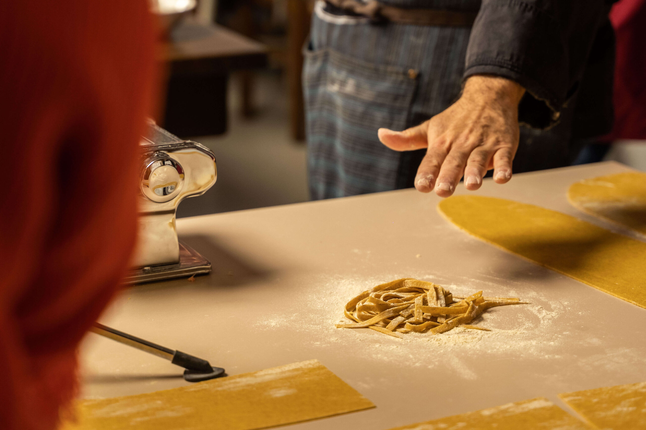 Hausgemachte Pasta, die mit den Händen zubereitet wird.