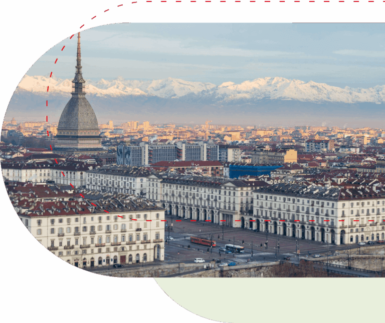Turin aus der Vogelperspektive mit der Mole Antonelliana und Blick auf die Alpen.