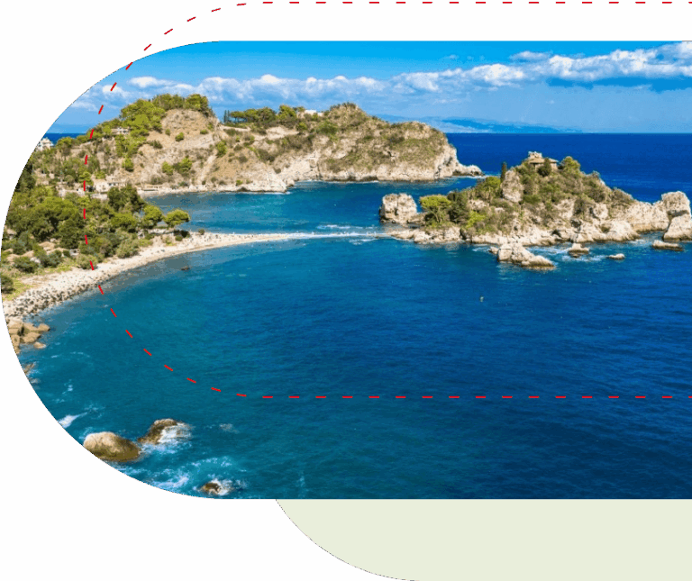 Panorama mit Meer und Strand auf Sizilien.
