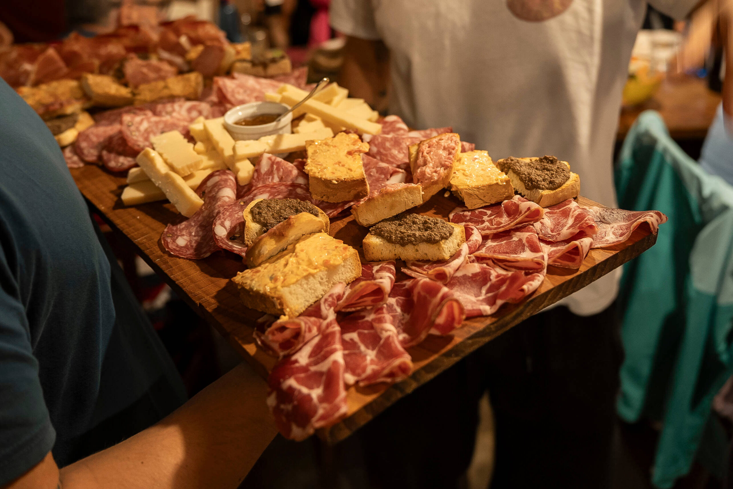Typische toskanische Platte mit Wurstwaren, Brot, Crostini und italienischem Essen.