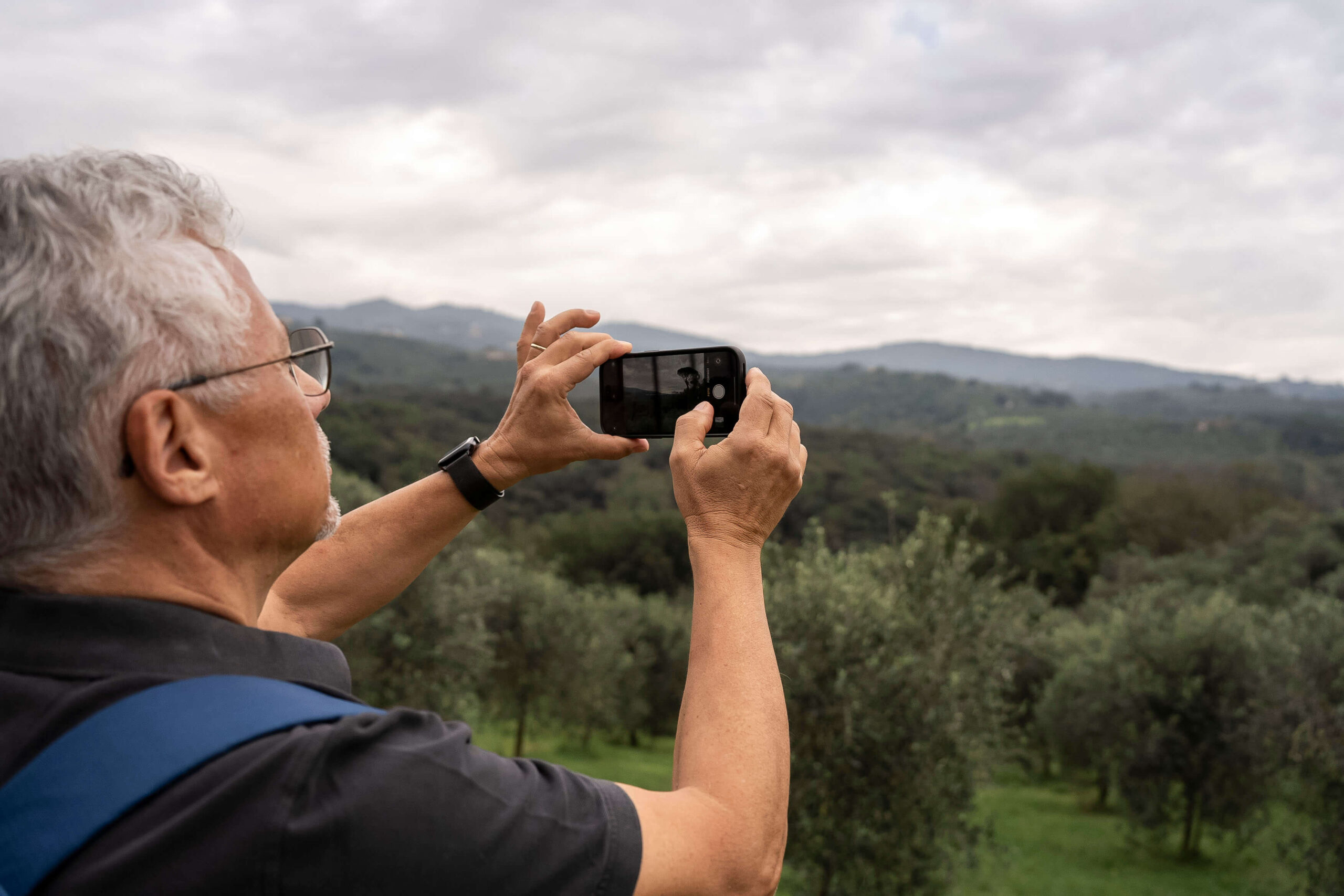 Person, die in der Toskana Olivenbäume fotografiert.