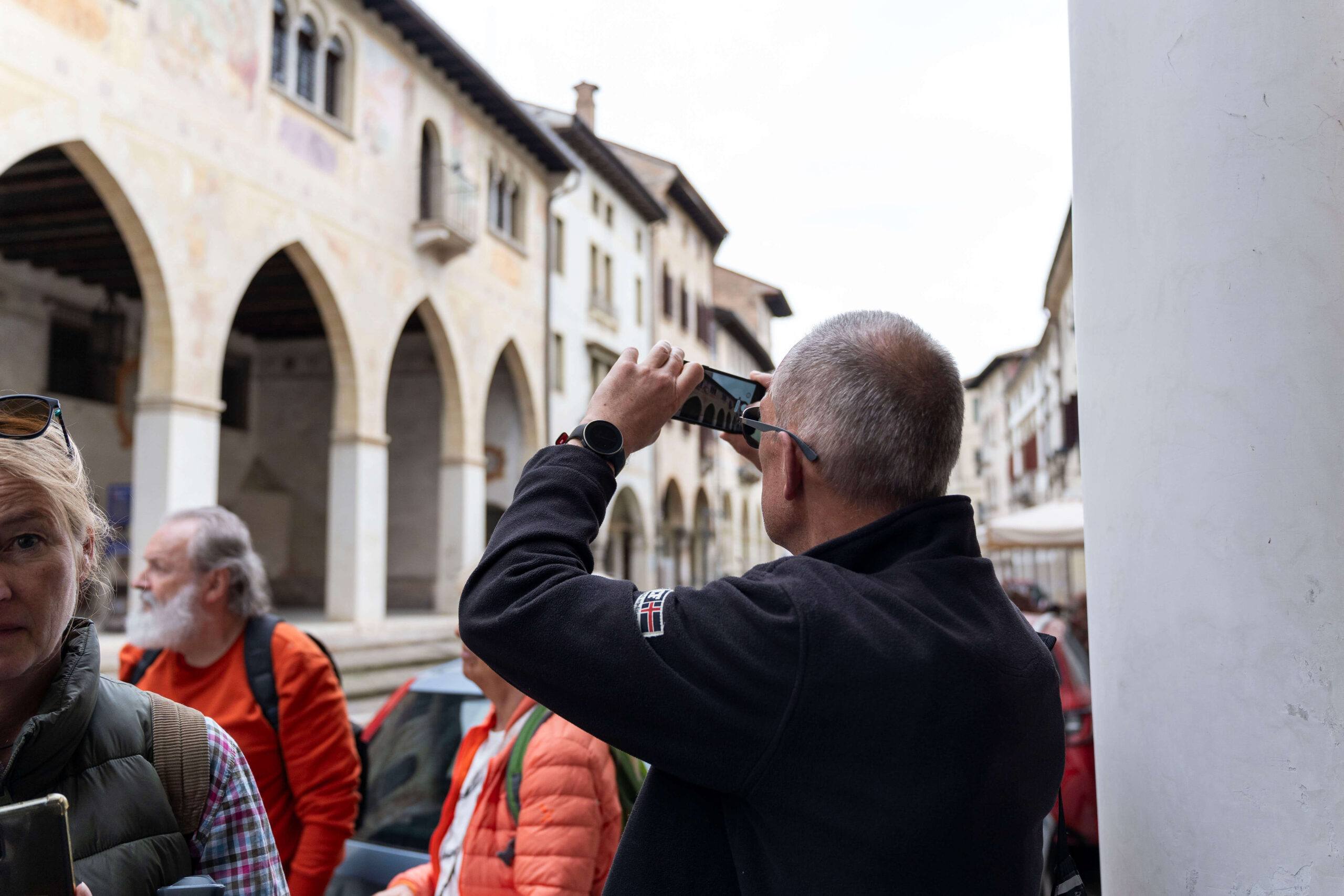 Person, die in Conegliano im Veneto Fotos von Gebäuden macht.