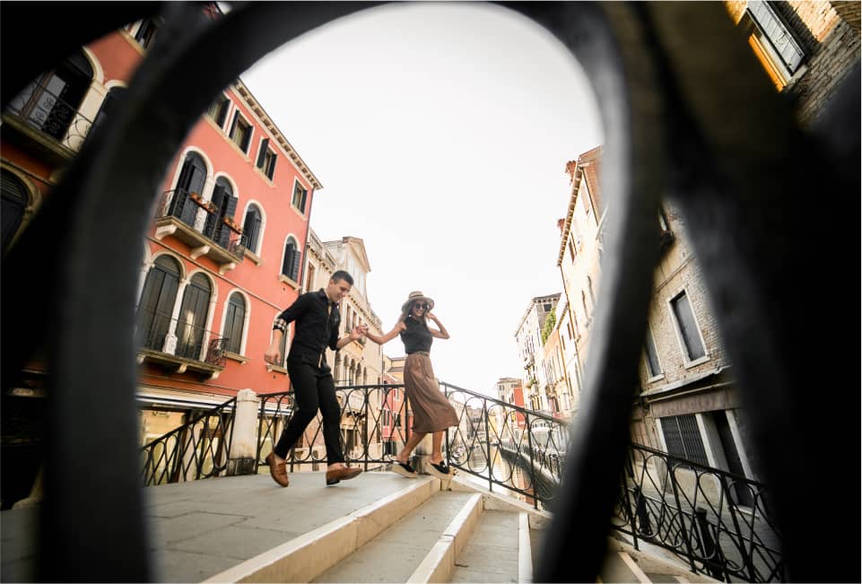 Paar auf venezianischer Brücke