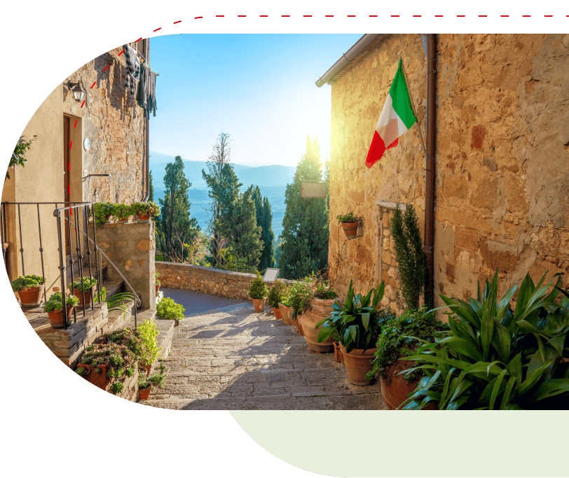 Malerische italienische Gasse mit Flagge und Blick auf Hügellandschaft