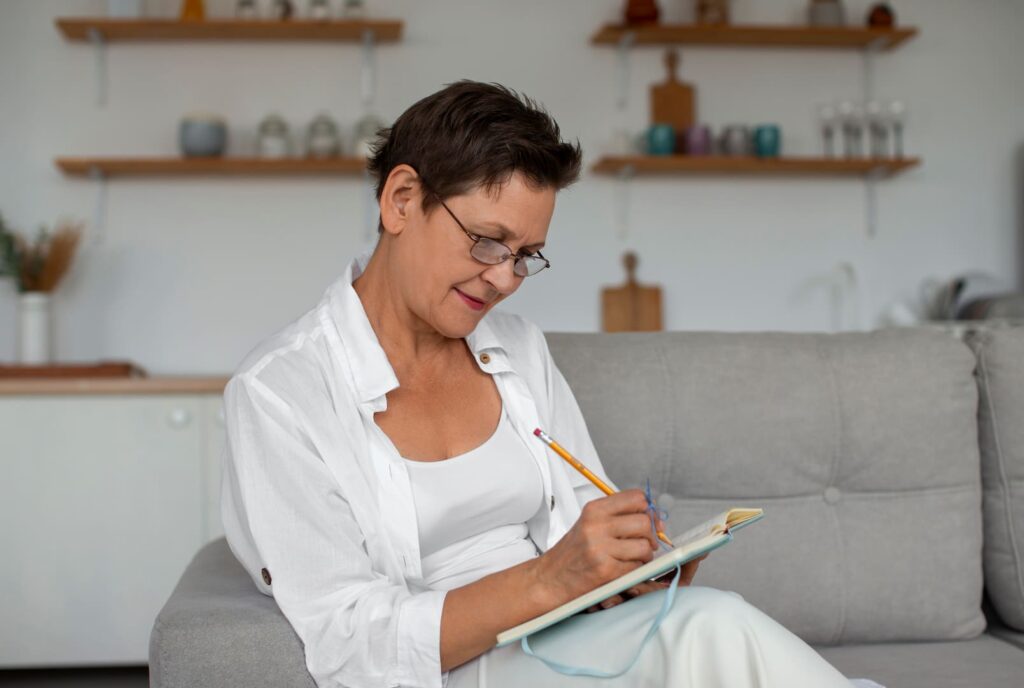 woman wearing string finger reminder (1)