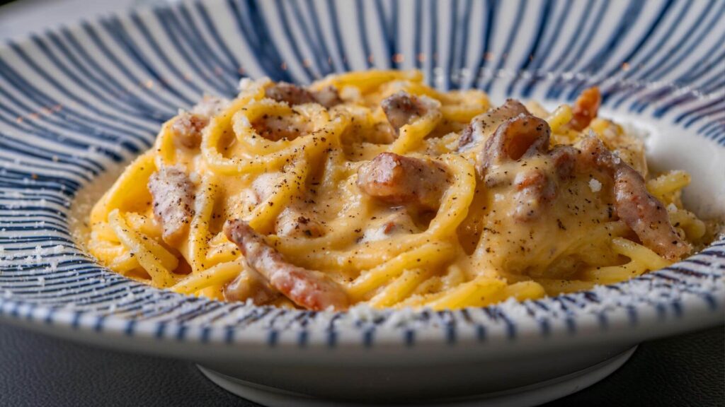 Klassisches Pasta-Gericht aus Italien: Spaghetti alla Carbonara aus der römischen Küche.