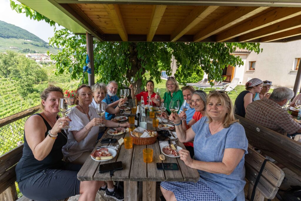 Gemeinsames Essen während einer Italien-Sprachreise mit lokalen Spezialitäten