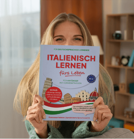 junge Frau mit einem italienischen Buch