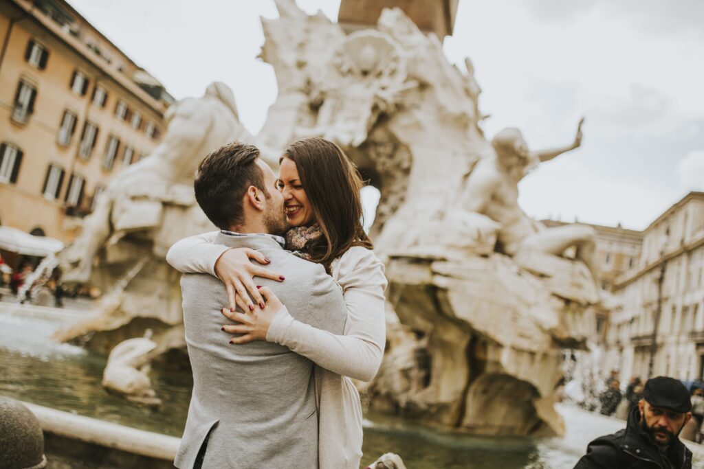 Paar umarmt sich am Trevi-Brunnen in Rom zum Valentinstag