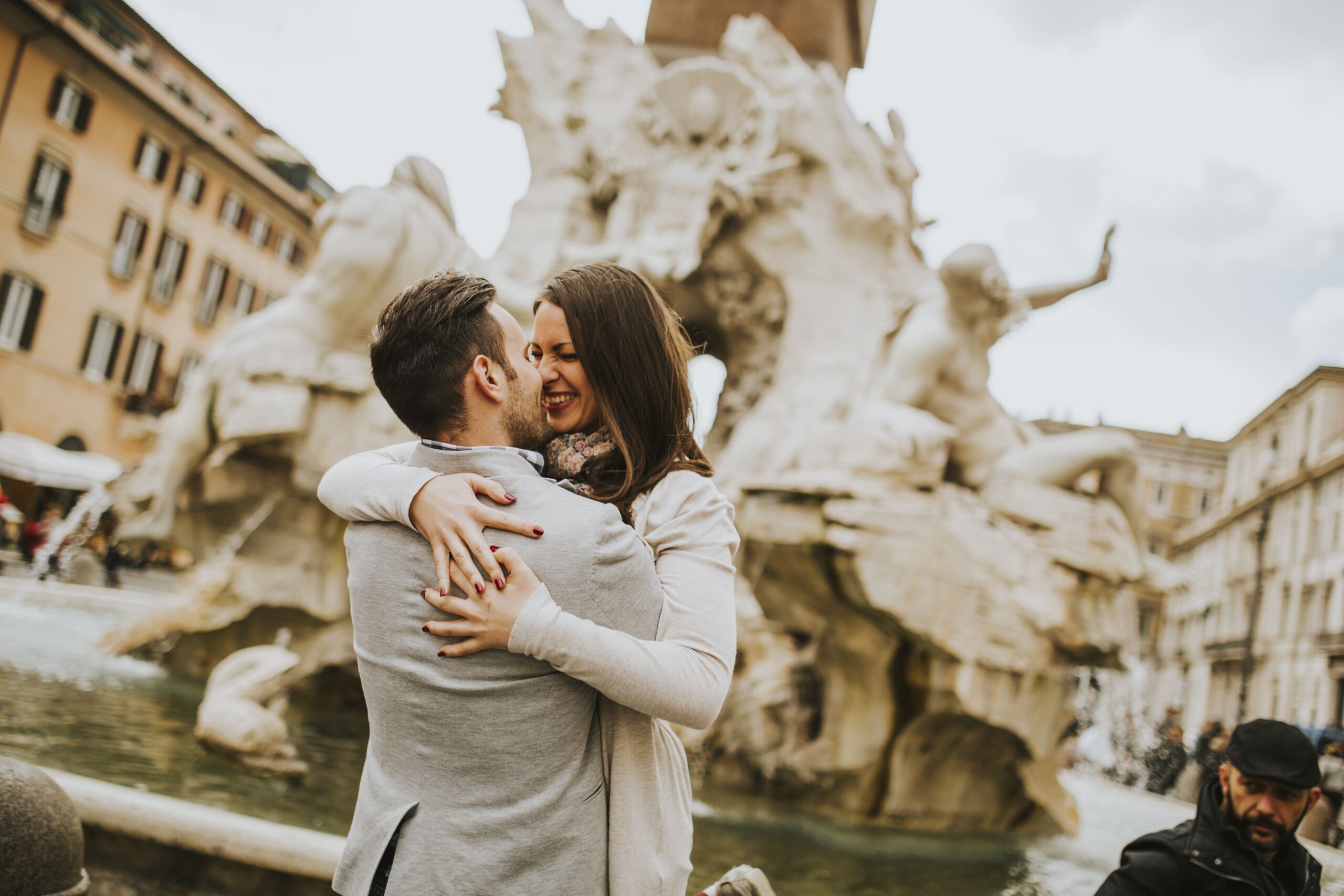 Paar umarmt sich am Trevi-Brunnen in Rom zum Valentinstag