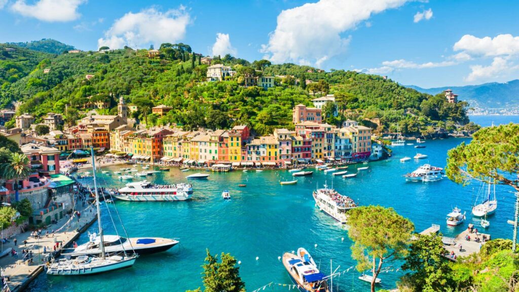 Hafen von Portofino mit bunten Häusern an der ligurischen Küste