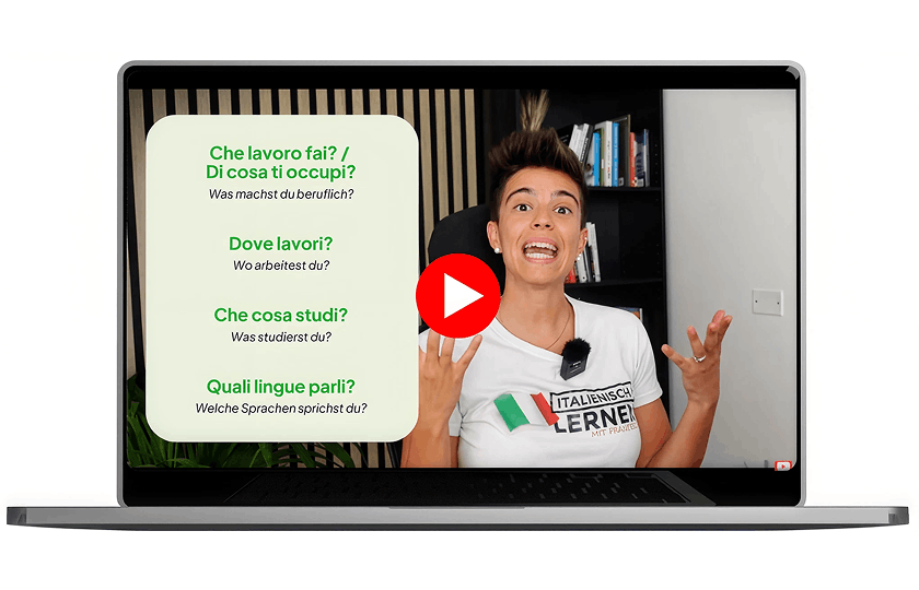 Auf dem Bildschirm eines Laptops ist eine Person zu sehen, die Fragen zum Thema Arbeit und Sprachen auf Italienisch erklärt, wobei links die deutschen Übersetzungen aufgeführt sind.