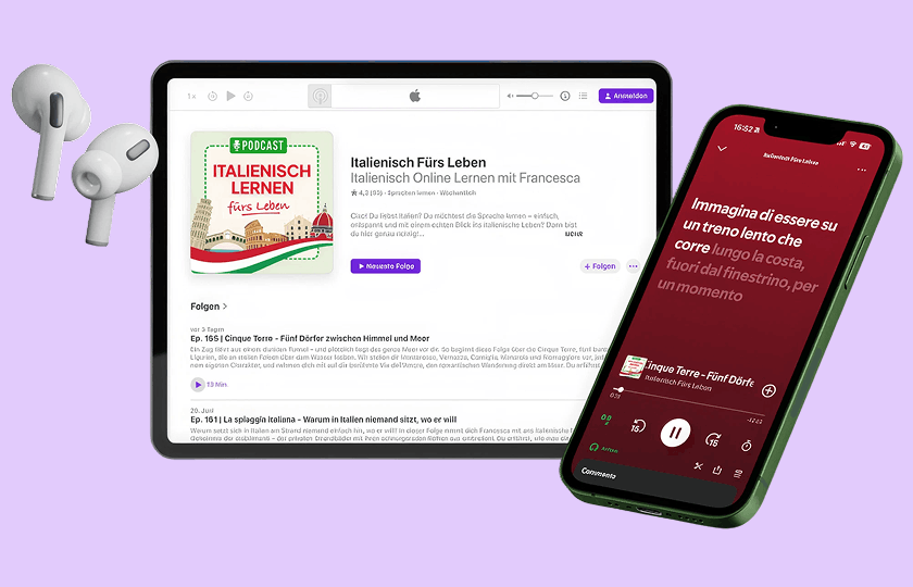 Auf einem Tablet ist eine Podcast-Seite zu sehen, auf einem Smartphone wird ein Musikplayer mit italienischem Text angezeigt, und daneben liegen kabellose Ohrhörer – alles vor einem violetten Hintergrund.